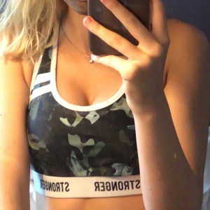 Stronger sportbh  - En snygg sportbh från stronger som jag tror inte säljs mer, den är för liten för mig i storleken numera så de är därför jag säljer den💞 bra kvalite