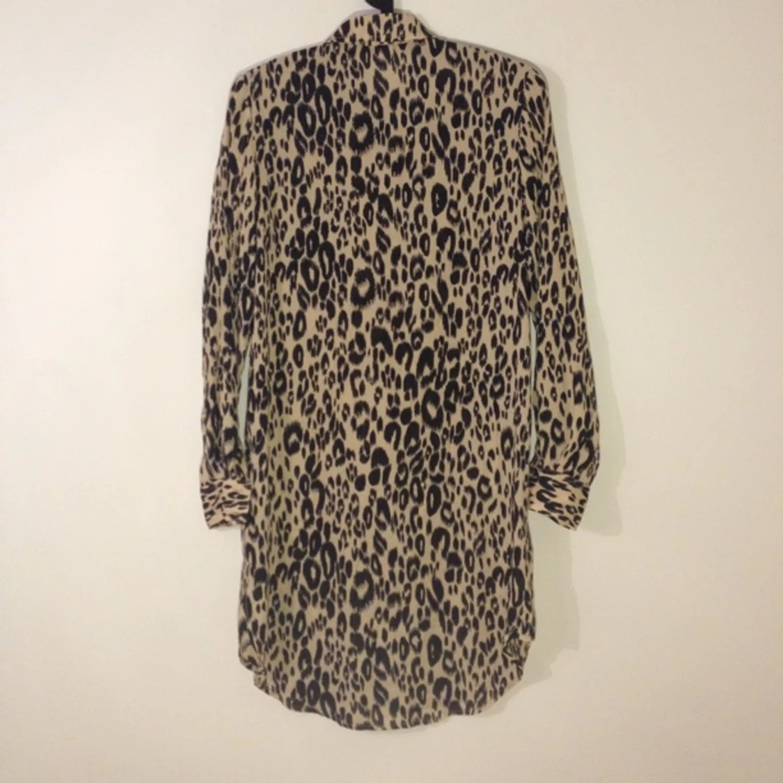 Lång leopardmönstrad skjorta. - 1378240231