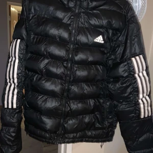 Adidas jacka Storlek M  - Säljer adidas jacka pågrund av att den aldrig används, storlek M men stor i storleken, nypris 999kr säljer för 499kr. (Fraktar endast) (filmar alltid innan betalning)