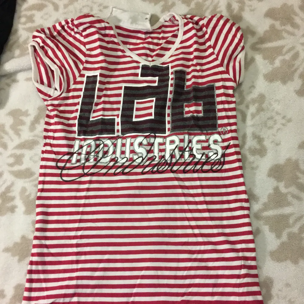 TvĂ„ fina t-shirts med olika tryck đ« sĂ€ljer för att jag har vĂ€xt ur dem! Frakt tillkommerđ«. T-paidat.