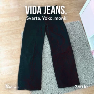 Vida jeans från monki i modellen Yoko - Svarta vida Yoko jeans från monki, använd ett fåtal gånger inte många, priset disskuterbart