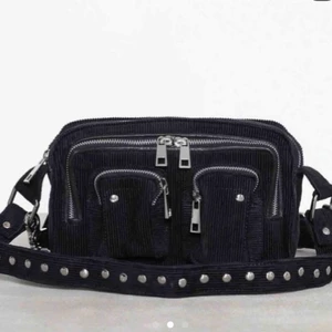 Äkta Nunoo väska ifrån nunoo - Säljer den här snygga väskan ifrån nunoo i Manchester material, väldigt bra skick!! 