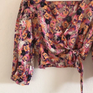blommig toppblus - Topp från Monki