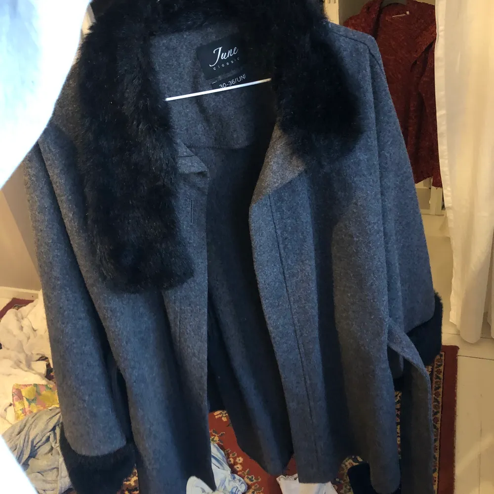 En vintage höst/ vinterjacka med päls på sidan i ull . Jackor.