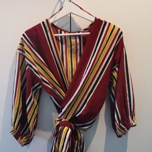 Omlottsblus från Bik Bok - En mycket fin blus från Bikbok. Omlottsblus med snöre. Storlek XS! 