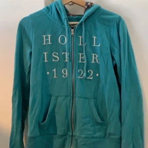 Hollister Kofta strl M - Koftan är i bra skick, Blommig Luva , Köpt för 500 kr