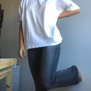Levisjenas bootcut lowwaist modell - Galet snygga bootcut jeans från levis. Snygg grå färg och väldigt bra skick! Tyvärr försmå för mig och därför tvingas jag sälja de😭 frakt på 59kr eller så möts vi på söder! Står 26/32 i byxorna men skulle säga att de är mindre, för en XS💕🌸