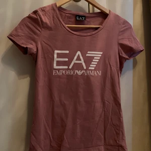 Emporio Armani EA7 T-Shirt Strl Xs/S - Använd ett fåtal gånger, Är i nyskick, Köpt i Jdsport