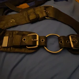 Mjukaste nappa skinnbälte adjustable höftbälte /midjebälte om man vill gå 80-tal - Mjukaste skinnet inköpt NK har legat i min garderob väl omhändertagen. Vintage i superskick 90-tal Budgivning 10kr ökning 