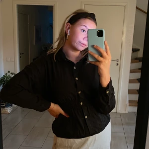 Fin blus  - Säljer denna fina blus med knappar som jag endast har användt en gång! 