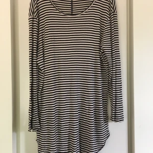 Klänning från HM - Skick: Välanvänd men har mycket kvar att ge Storlek: XL, funkar även från M, beroende hur man vill att den ska sitta.  Material: 52% modal, 48 % bomull. Annat: skickar välpaketerat med frimärken. Filmar när den läggs på lådan. Hund finns i hemmet