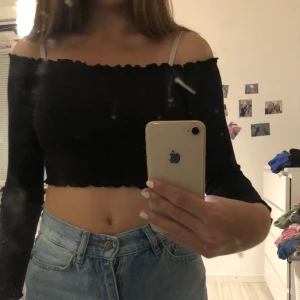 Off shoulder topp - Kort svart ribbad off shoulder topp. Använd fåtal gng, storlek Xs (dock mycket töjbar) 