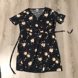 Fin klänning. - Fin klänning med blommor på! Den är i bra skick använd cirka 5 gånger. Köparen står för frakten!!