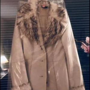 Jacka  - Hej! Jag säljer min fin ”rock” jacka, ny ( 1gång) pga är inte mitt style, med fleece inuti, en användning, vit med hårstrån, sammet på utsidan. Nyligen tvättat (300kr) nypris: 1500. Mitt pris: 500kr ✨ frakt tk