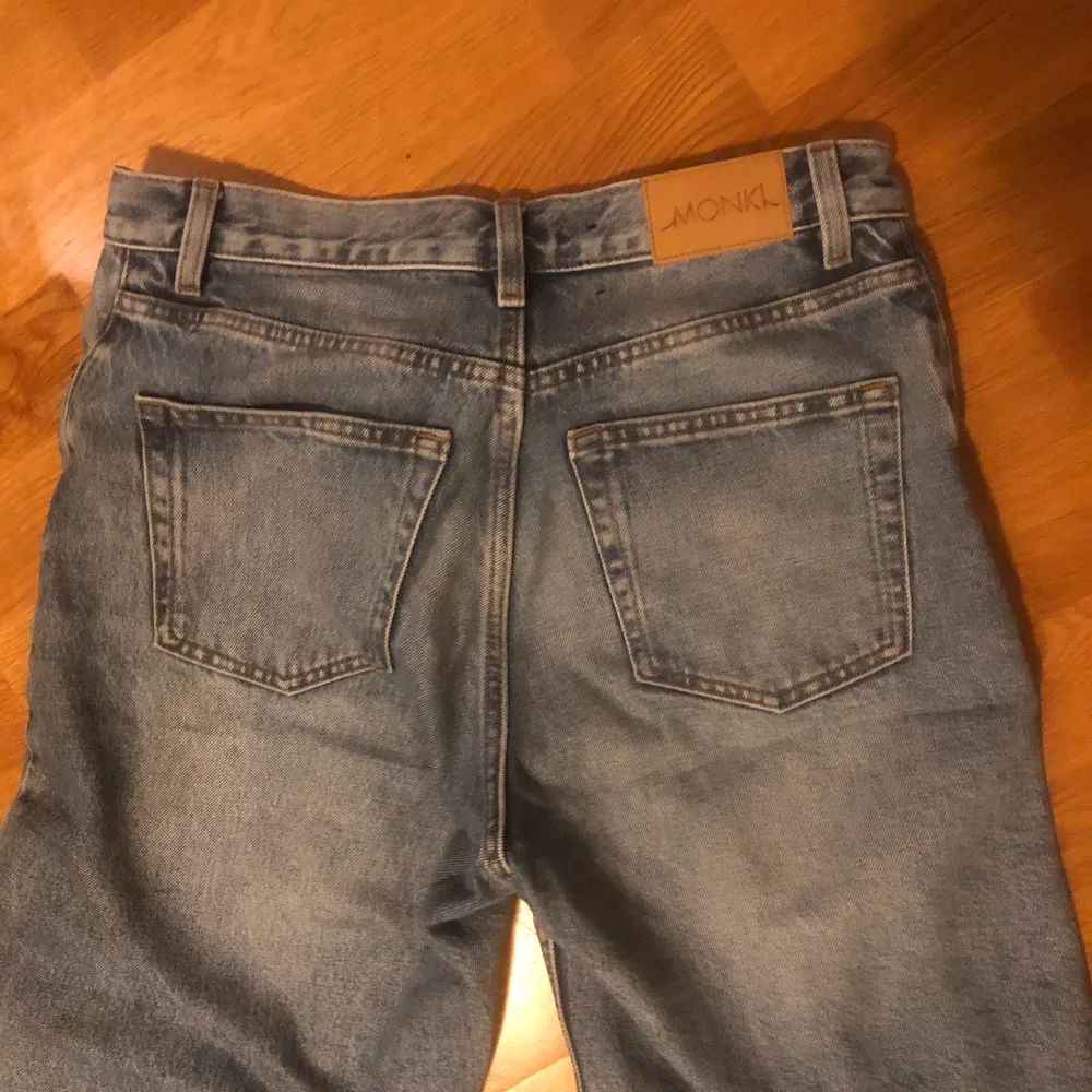 Snygga monki jeans i modellen Yoko. Älskar de men de är för små, är ungefär en M och jeansen är 26 i midjan. Passar nog en S!. Jeans & Byxor.