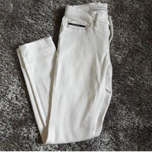 Vita jeans från märket Calvin Klein. Använda 2 gånger så de är super fint skick utan fläckar. Skinny, mid Rise. 