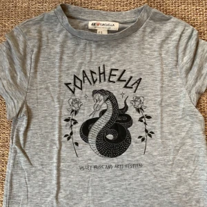 Coachella top - Jätte din tröja min papp köpte till mig som jag aldrig fick användning av så den är aldrig använd. Väldigt härligt tunt material som är en mörkar grå. 