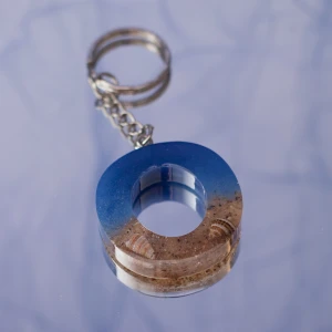 Nyckelring strand  - Betalning sker innan jag gör nyckelringen. Detta pga tidigare oseriösa köpare. ⚠️ Beställ din egna unika nyckelring med valfri bokstav (A-Z) i strandtema. Placering och utseende på snäckorna varierar beroende på bokstav. Dessa görs för hand och varje nyckelring blir därför unik. Leveranstiden är lite längre (ca 3-5 dagar) då de måste härda ordentligt innan de skickas. Självklart får du en bild på din nyckelring när den är färdig! 😊🌺 Fått så många fina kommentarer om min egna nyckelring. 😍 Frakt tillkommer.