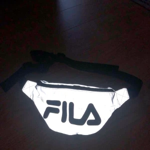 Reflex midjeväska - Mindjeväska från fila i reflexmaterial. 