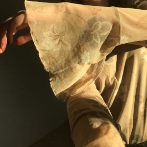 Tröja blus - Jättefin tröja/blus med utsvängda armar, beige/grön färg + blomdetaljer, köpt second hand men är i bra skick!✨