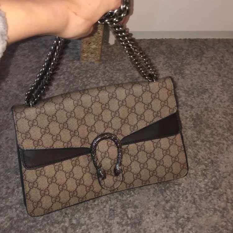 Säljer denna AAA kopia väska från Gucci köpt för 1500 på en Instagram sida❤️säljer för 500 för ja inte har någon andväning av den ❤️bra kvalitet . Väskor.