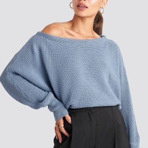 Nakd one shoulder tröja  - Superfin stickad one shoulder tröja från Nakd i st S. Bara använd 2 ggr, så i princip nyskick! 