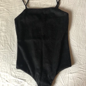 Glittrig body - Glittrig body från bikbok som passar perfekt till nyår. Endast använd en gång