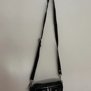 NuNoo väska - Säljer min NuNoo väska i modellen Helena mini Köpt på Nelly för 1099kr  Knappt använd. Frakt kommer tillkomma!!! KÖPT ÄR KÖPT, INGEN ÅNGERRÄTT!!!