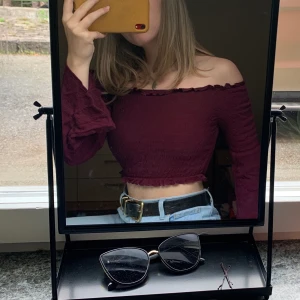 Tajt över-axeln tröja med vida ärmar - Jättesnygg croppad topp i vinröd färg med vida ärmar från LA Hearts. Säljer då den tyvärr aldrig kom till användning, den är alltså i nyskick! Storlek M men har själv S och den passar perfekt. Kan mötas upp i Sthlm eller köparen står för frakt ☺️