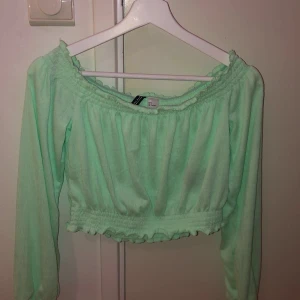 Off shoulder tröja  - Aldrig använd neon grön off shoulder tröja 