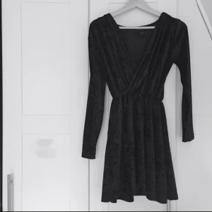  - svart sammetsklänning 