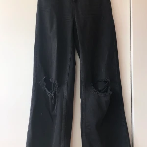 Svarta vida jeans  - Skitsnygga jeans köpa på Urban outfitters för ca 730kr. Köpte i London på höstlovet. Säljer pga av att de tyvärr har blivit för små :(  de är en del men inte jättemycket, de blev för små i typ februari. Om man jämför storleken med weekday skulle jag säga att de är lite mindre, kanske som 25/30.