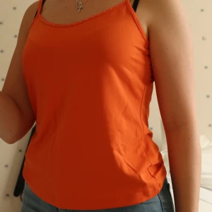 Linne - Coolt linne med diamanter som detaljer vid urringningen. Jag bär storleken S så gör en bedömningen där efter gällande storleken