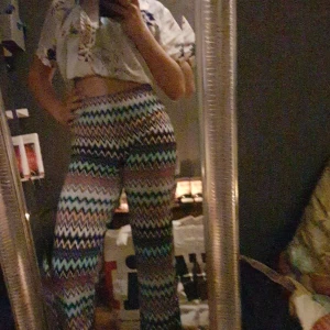 Belle shoes stretchade tajts som går ut - Alice by Belle shoes, multifärgade stretchade tajts som går ut. Väldigt bra skicka och super bekväma. Kan mötas i Uppsala annars får man betala frakt +50 kr 💖 Betalning sker via swish!