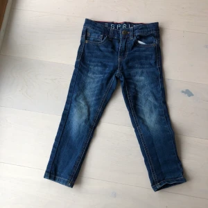 esprit jeans | barn  - Blå jeans. Fint skick, storlek 104 