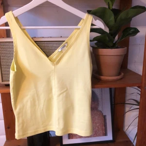 Linne från monki strl. S - Linne med v-ringad urringning både bak och framtill. Knappt använd och alltså i nyskick! 