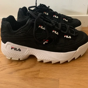 Fila skor - Fila duruptor II dam svart (mocka) storlek 39 (små i storleken, rekommendera att gå upp en storlek själv har jag vanligtvis storlek 38 på skor) från zalando original pris 1199kr säljes för 500kr