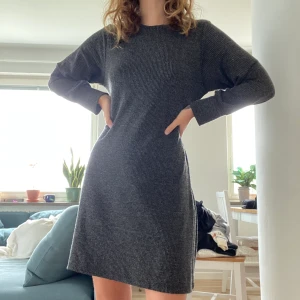 Grå höstklänning storlek S - En grå ribbad höstklänning som man kan knyta antingen runt eller bak. Frakt ingår i priset 🥰