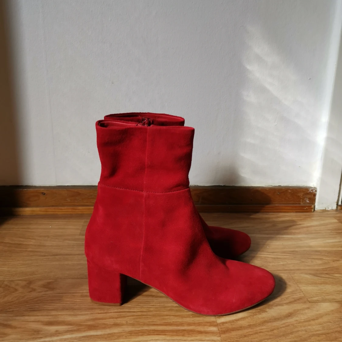 Oanvändastorlek stövletter i mocka, strlk 38