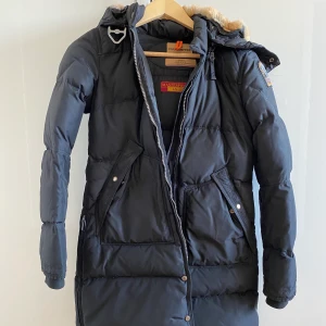 Parajumper XS - Säljer min väldigt varsamt använda PJ som är i mycket fint skick! Kvitto finns och även det gula bandet som jag ska leta rätt på efter vår flytt. Mer bilder och info i PM! Hämtas helst i Malmö. 