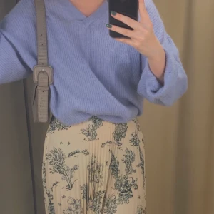 Ljusblå stickad tröja - Så söt oversized stickad tröja från & other stories! Säljer pga inte min stil längre💕💕 priset inkluderar frakten!