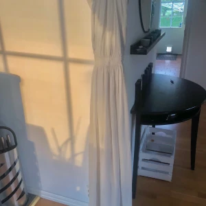 Nelly bal/skolavslutningsklänning - Säljer denna då jag precis gått ut nian, endast använd 2 gånger. I färgen ljusgrå. Köparen står för frakten🤗 den är korsad i ryggen 