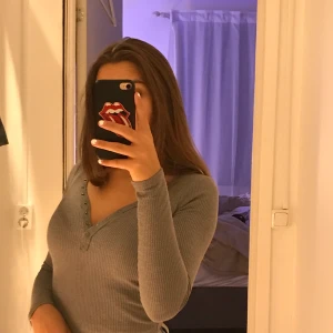 Tröja från Hollister  - Säljer en tröja från hollister. Har använt den några gånger förra vintern och den är lite mörk grå, frakten ligger på 33 kr 😊