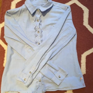 Skjorta  - En söt Pelle p skjorta i storlek 160 men är som xs. har en liten lagning men inget man tänker på. Inköpt för 1 år sedan på Pelle p i Dalarö. 