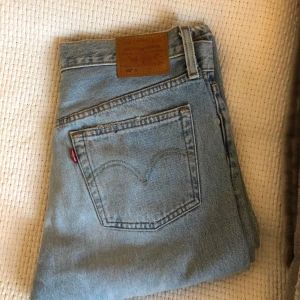 Levis 501 storlek w28 L30 - Levis 501:or, skitsnygga men tyvärr för stora för mig. Litet märke (se tredje bilden) annars perfekt skick. Bud från 175kr. Hämtas i Uppsala eller fraktas.