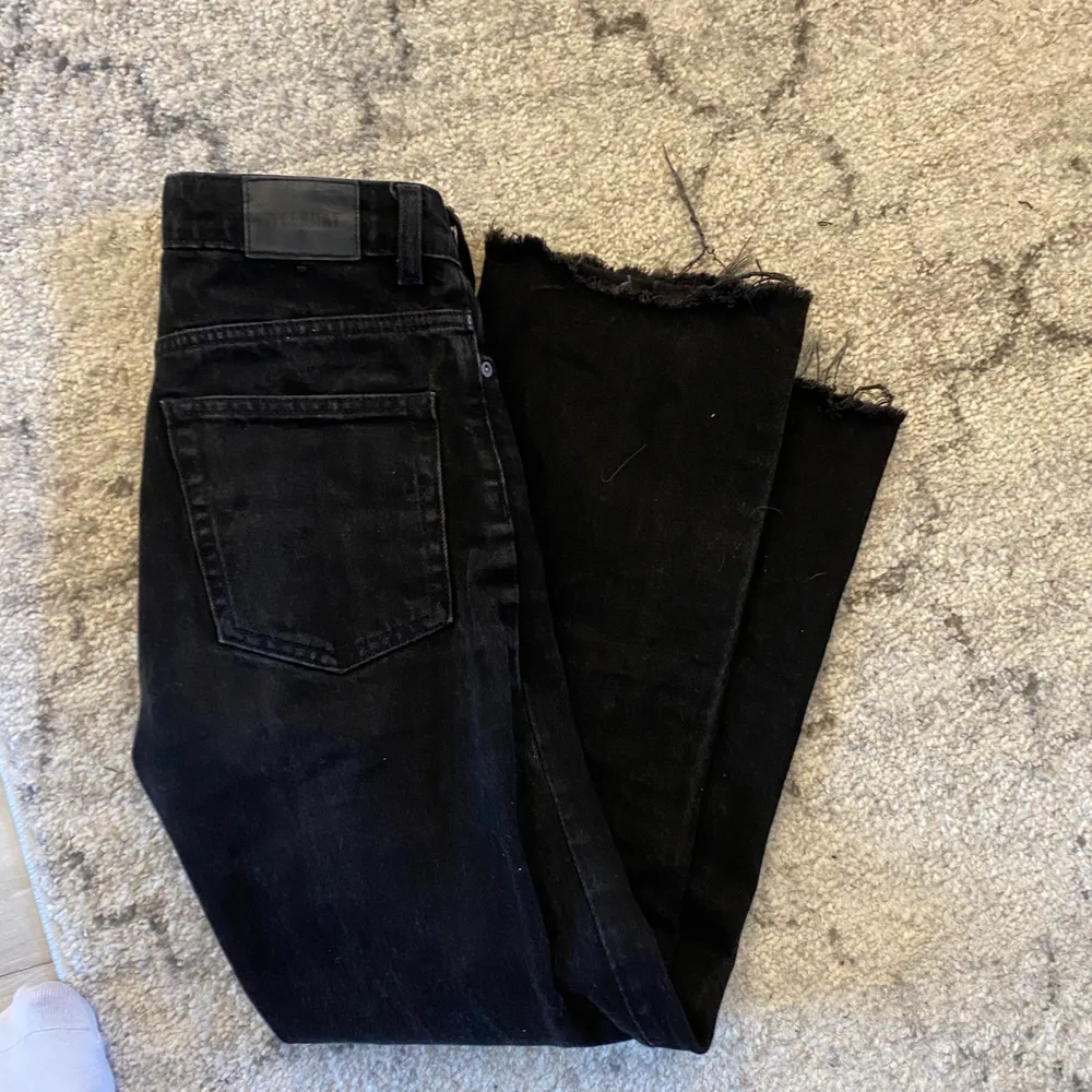 Super snygga jeans från weekday i modellen Voyage, säljer då de tyvärr blivit försmå (första bild lånad). Frakt 63 kr!🖤. Jeans & Byxor.