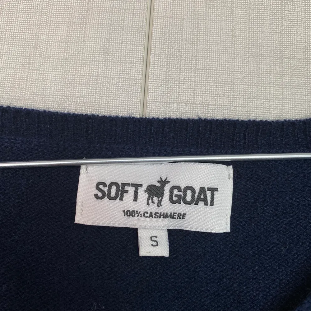 Säljer den här oanvända soft goat tröja. Nyskick och 100% cashmere💕. Tröjor & Koftor.