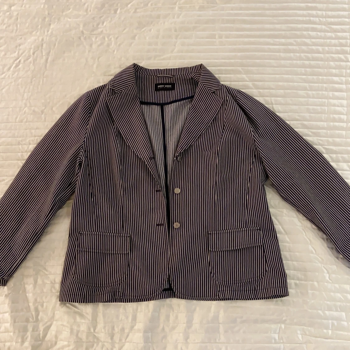 Svart-och vitrandig kappa