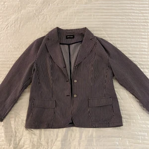 Svart-och vitrandig kappa - Svart-och vitrandig kappa från Gerry Weber. Bra material och kvalité. Använd 1 gång.