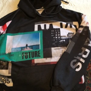 Nakd - Hoodie nakd , grafik . Pris 200kr inklusive frakt